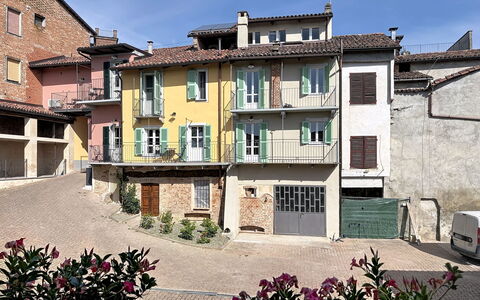 Castagnole Monferrato 200: Building, Wall, Window, Residential Area, Neighbourhood, Facade, House, Town, Home, Balcony