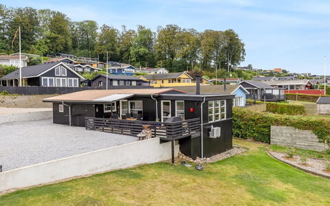 Filomena - 300M from the Sea: Cottage, Shade, Porch, Siding, Fence