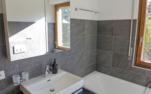 La Verdure Est N°22: Tap, Mirror, Plumbing Fixture, Sink, Bathroom Sink, Bathtub, Bathroom, Building, Interior Design, Architecture