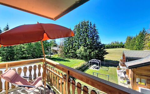 La Verdure Est N°22: Cottage, Garden, Wood Stain, Estate, Landscaping, Yard, Hardwood, Lawn, Larch, Outdoor Furniture