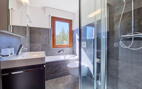 La Verdure Est N°22: Flooring, Plumbing Fixture, Interior Design, Floor, Bathroom, Sink, Tap, Ceiling, Plumbing, Home