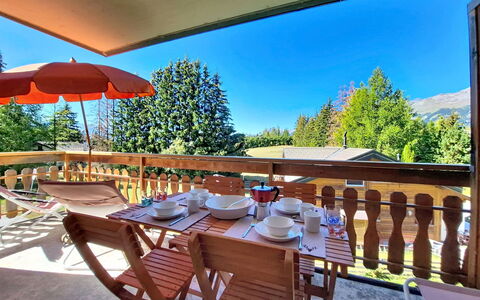 La Verdure Est N°22: Wood Stain, Larch, Chair, Hardwood, Porch, Eco Hotel, Shade, Landscaping, Balcony