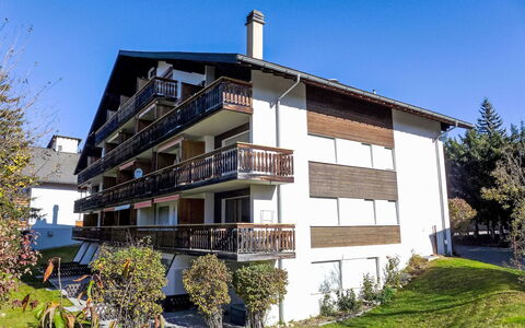 La Verdure Est N°22: Plant, Sky, Building, Window, Tree, Land Lot, House, Cottage, Urban Design