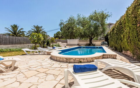 Pesquer: Water, Plant, Daytime, Property, Building, Swimming Pool, Azure, Tree, Sky, Architecture