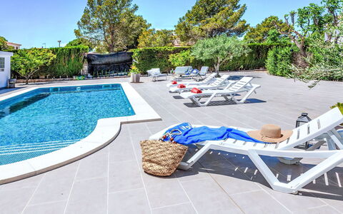 Linda: Water, Plant, Daytime, Property, Building, Swimming Pool, Azure, Tree, Sky, Architecture