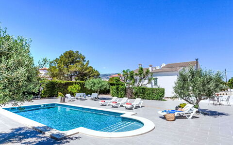 Linda: Water, Plant, Daytime, Property, Building, Swimming Pool, Azure, Tree, Sky, Architecture