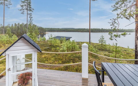 Onnimanni: Porch, Deck, Siding, Hardwood, Yard, Flowerpot, Plank, Outdoor Structure, Houseplant, Wood Flooring