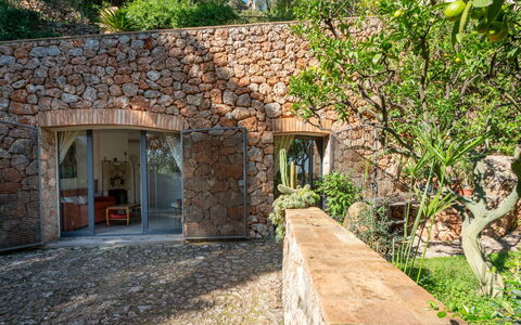 Il Faro: Wall, Rock, Stone Wall, Shrub, Garden, Brick, Concrete, Landscaping, Shade