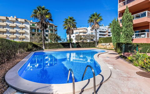 Lux Rocha: Plant, Water, Daytime, Property, Sky, Building, Swimming Pool, Azure, Tree, Outdoor Furniture