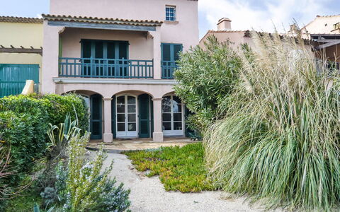 Bonne Terrasse: Plant, Sky, Property, Window, Building, Cloud, Land Lot, Grass, Residential Area, Landscape
