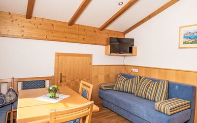 Reiter 450.1: Table, Furniture, Property, Couch, Building, Wood, Comfort, Picture Frame, Interior Design, Living Room