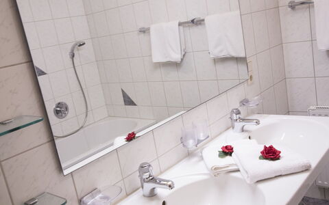 Sankt Anton am Arlberg 620: Brown, Tap, Plumbing Fixture, Mirror, Sink, Property, Bathroom Sink, Bathroom, Black