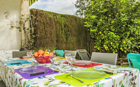 Espigol: Furniture, Table, Property, Plant, Green, Azure, Tablecloth, Interior Design, Yellow, Chair