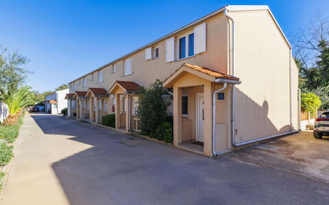 Buneta: Sky, Building, Plant, Window, House, Road Surface, Tree, Asphalt, Land Lot, Door