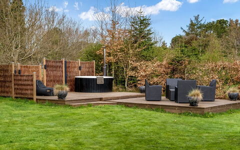 Maunu - from the Sea: Wood, Garden, Shrub, Land Lot, Backyard, Landscaping, Lawn, Hardwood, Yard, Plank