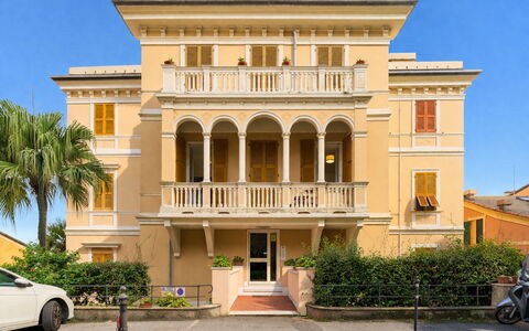 Casa con Accesso Privato al Mare, Parcheggio, Bogl: Daytime, Building, Wall, Window, Facade, Residential Area, Home, Architecture, House, Balcony