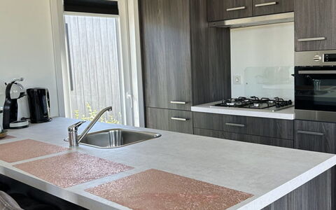 Noordzee Deluxe 32: Cabinetry, Countertop, Kitchen Sink, Sink, Wood, Kitchen, Interior Design, Flooring, Floor, Wood Stain