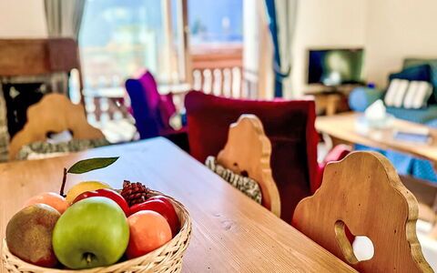 Les Renardeaux 5: Food, Table, Furniture, Tableware, Wood, Plant, Fruit, Chair, Natural Foods, Comfort