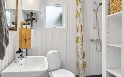 Jannike - 150M from the Sea: Wood, Plumbing Fixture, Toilet, Interior Design, Bathroom, Toilet Seat, Plumbing, Sink, Room, Tap