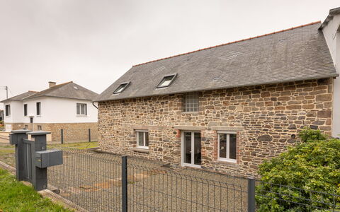 Tiegezh: Sky, Building, Plant, Property, Window, House, Land Lot, Wood, Brick, Cottage
