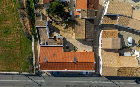 Rocha: Daytime, Property, Sky, Building, Window, Shade, Comfort, Picture Frame, Interior Design, Wood