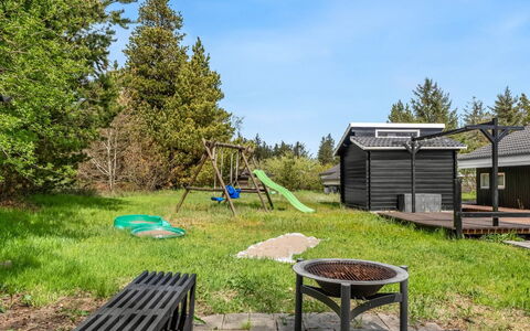 Elvin - 2Km from the Sea: Grass, Land Lot, Garden, Cottage, Lawn, Backyard, Shade, Garden Buildings, Yard, Landscaping