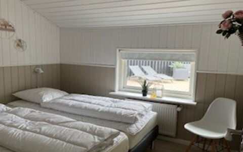 Elvin - 2Km from the Sea: Wood, Bedroom, Interior Design, Bedding, Bed, Bed Sheet, Ceiling, Floor, Furniture, Bed Frame
