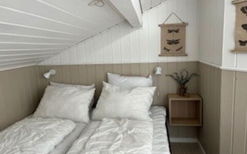 Elvin - 2Km from the Sea: Wood, Bedroom, Interior Design, Floor, Flooring, Bed, Furniture, Bedding, Bed Sheet, Ceiling
