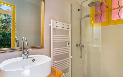 Le Provençal: Plumbing Fixture, Flooring, Interior Design, Wood, Bathroom, Floor, Tap, Plumbing, Bathroom Sink, Room