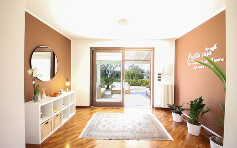 Villa Don Sante In Locorotondo Puglia: Plant, Building, Mirror, Wood, Houseplant, Flooring, Architecture, Interior Design, Floor