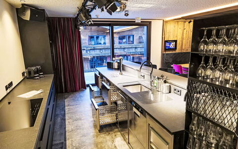 Das Rocking Home: Interior Design, Lighting, Ceiling, Flooring, Furniture, Countertop, Kitchen, Light Fixture, Cabinetry, Chair
