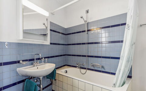Egner- Apt.panorama: Mirror, Plumbing Fixture, Tap, Property, Bathtub, Sink, Bathroom Sink, Building, Bathroom, Purple