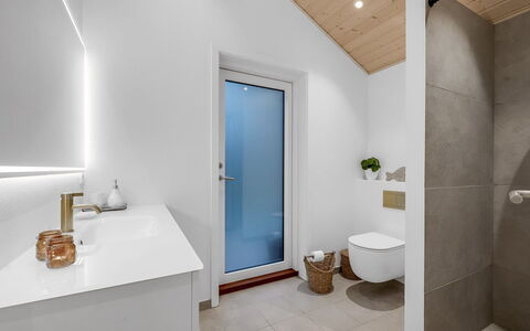 Corina - 850M to the Fjord: Flooring, Floor, Wood, Plumbing Fixture, Interior Design, Ceiling, Bathroom, Sink, Tap, Home