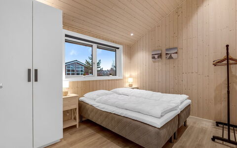 Corina - 850M to the Fjord: Wood, Bedroom, Bed, Home, Ceiling, Bed Frame, Bedding, Freezing, Bed Sheet, Snow