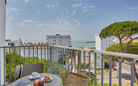 Royan 90: Sky, Table, Tableware, Property, Daytime, Plant, Furniture, Building, Cloud, Chair