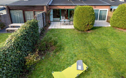 Zonnehof Nieuwvliet-Bad: Shrub, Residential Area, Garden, Home, House, Roof, Land Lot, Lawn, Groundcover