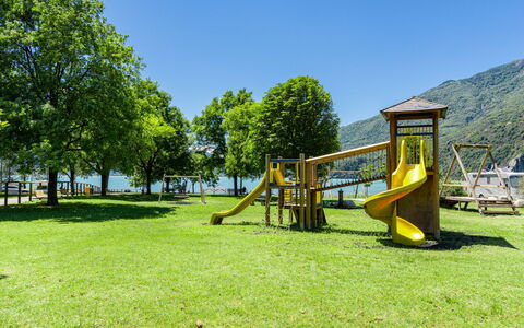 Rolando: Plant, Sky, Natural Landscape, Tree, Shade, Land Lot, Outdoor Recreation, Grass, Chute, Grassland