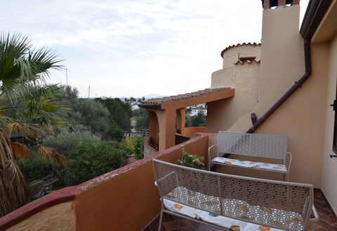 Appartamento Faro In Budoni: Sky, Property, Building, Cloud, Plant, Wood, Residential Area, Real Estate, Urban Design, Facade