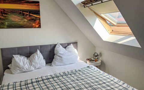 Ostseeblick: Furniture, Building, Property, Comfort, Light, Wood, Interior Design, Bed Frame, Lighting, Pillow