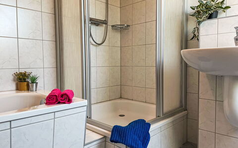 Ostseeblick: Plant, Plumbing Fixture, Property, Tap, Sink, Bathroom, Purple, Interior Design, Floor