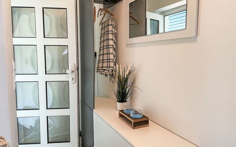 Ostseeblick: Window, Plant, Houseplant, Flowerpot, Wood, Rectangle, Interior Design, Building, Flooring
