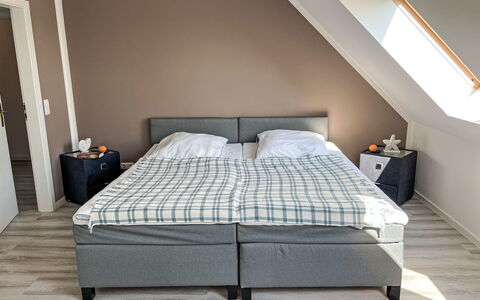 Ostseeblick: Furniture, Comfort, Building, Wood, Bed, Textile, Bed Frame, Shade