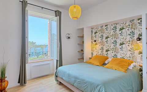 Ty Poulpry: Furniture, Bed, Interior Design, Bedroom, Bedding, Wall, Bed Sheet, Wood, Home, Room
