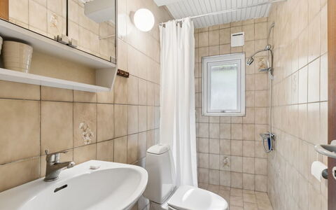 Maikel - 1Km from the Sea: Bathroom, Bathroom Sink, Toilet Seat, Toilet, Plumbing Fixture, Interior Design, Flooring, Sink, Floor, Tap
