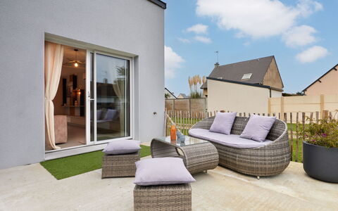 Saro: Property, Cloud, Building, Sky, Plant, Comfort, Window, Wood, Interior Design, House