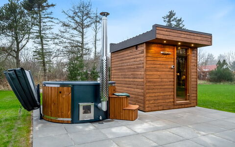 Grimar - 400M to the Fjord: Wood, Home, Porch, Deck, Hardwood, Roof, Wood Stain, Wood Flooring, Eco Hotel