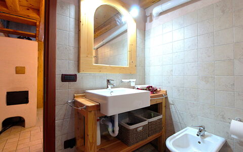 Baita Mountain View Pale San Martino: Mirror, Tap, Sink, Plumbing Fixture, Property, Bathroom Sink, Bathroom, Wood, Building, Interior Design