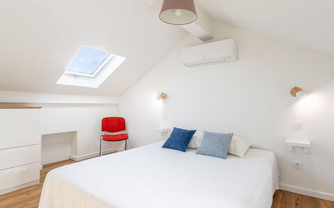 Maison Fabrégas: Interior Design, Furniture, Flooring, Ceiling, Wood, Bedroom, Floor, Bed, Room, Textile