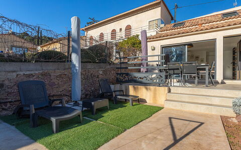 Maison Fabrégas: Residential Area, Home, Shade, Estate, Garden, Balcony, Courtyard, Outdoor Furniture, Flagstone