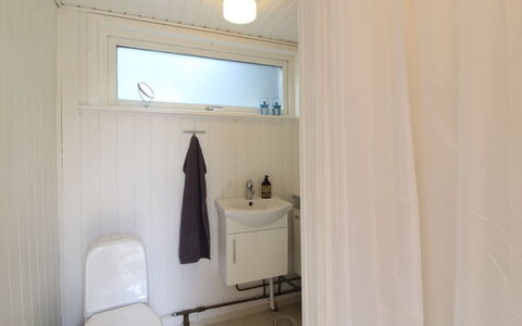Mielikki - 2Km from the Sea: Wall, Flooring, Plumbing Fixture, Floor, Wood, Interior Design, Bathroom, Plumbing, Room, Toilet